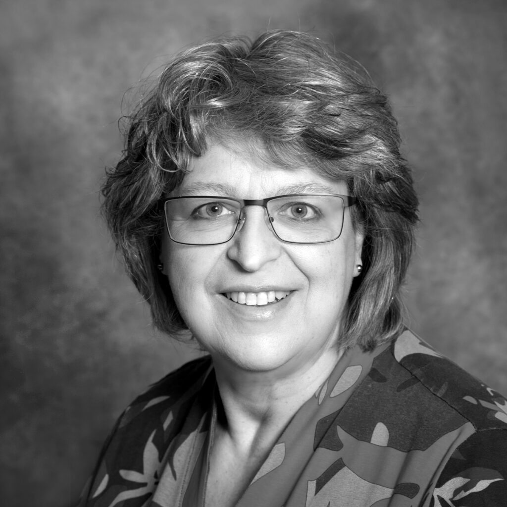 Portraitfoto von Manuela Baltz in schwarzweiß